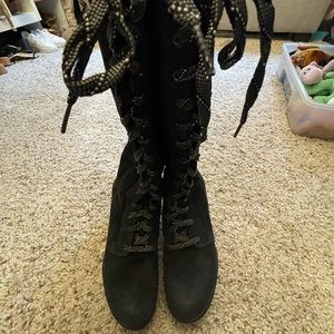 Sorel knee high boot with side zipper. Size 7. Excellent condition. Worn 1 time.